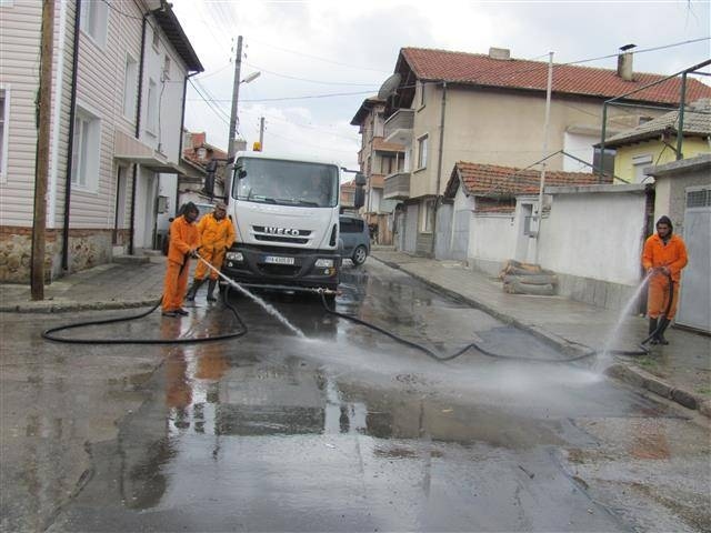 Започна пролетното почистване и миене на улиците в Панагюрище